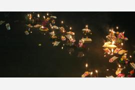 サムットソンクラーム県アンパワーで開催されるロイクラトン祭り