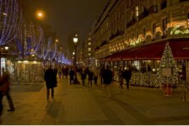 パリのシャンゼリゼ大通りのクリスマス・イルミネーションとクリスマス市