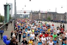 歴史的建造物や美しい街並みを走り抜けるコペンハーゲン・マラソン