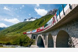 100年以上アルプスの名峰と雄大なスイスの景観を届ける特急