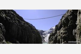 スリル満点過ぎる絶景のつり橋　スイス・トリフト橋