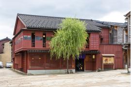 200年の歴史を持つ金沢市のひがし茶屋建築を改装してリニューアルオープン