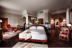 Palazzo Victoriaの客室内。手作りの家具、大理石のバスルームなど、古都ヴェローナにふさわしい内装