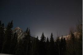 カナディアン・ローキーにこぼれる星空と夜空に揺らめくオーロラのカーテン