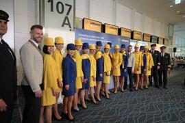 ルフトハンザ ドイツ航空　東京ファッションフライトで７０年代の制服を着用し乗務へ