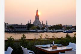 午後から夕暮れ時に、タイの王宮寺院「ワット・ポー」と暁の寺「ワット・アルン」を巡る