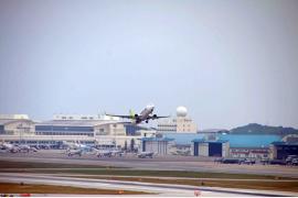 部屋の湯船に浸かりながら飛行機を見ることのできる『琉球温泉瀬長島ホテル』