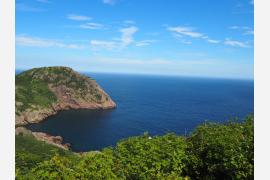 「女性たちが見渡す遊歩道」はカナダ版・伊豆半島！？　シリーズ「北海道より大きいカナダの島」【８】