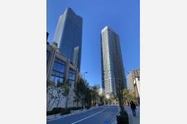 「麻布台ヒルズ」開業！緑あふれる都心の広場とアートを見に出かけよう