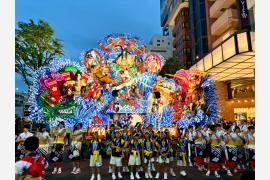東北の夜空をこがす八戸三社大祭の華麗な山車