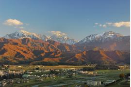 紅葉に包まれる秋の魚沼旅　奥只見湖の彩りと滝雲の神秘