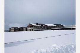 ウユニ塩湖の「水鏡」を日本で疑似体験？名物ホテルへ　庄内・雪街道【中】