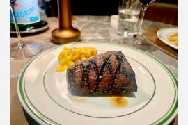 ニューヨーク気分で本格ステーキを味わえる、　「キンプトン新宿東京」のダイニングエリア