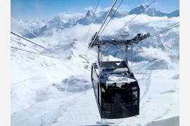 “007の山”シルトホルンを旅する［前編］ 世界最急勾配のケーブルカーでたどり着く霧の世界
