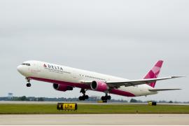 デルタ航空、ピンクリボンキャンペーン月間を特別フライトの運航でスタート