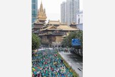 上海の観光名所を走る上海マラソン