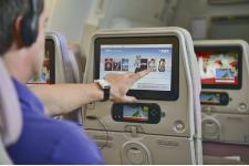 航空会社で初！機内映画の解説放送を視覚障害者向けに導入