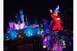 マジカルな夜の豪華パレード「ディズニー・ペイント・ザ・ナイト」