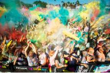 鮮やかな色に染まるファンラン「The Color Run」