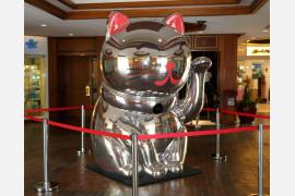 開業40年を記念　幸福を招く巨大「招き猫」を特別展示
