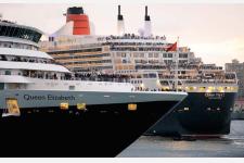 客船QM2とQEが香港でランデヴー