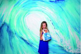 海を描くローカルアーティスト、 リアナ・ウォルフのウォールアートが完成！限定トートバッグをプレゼント！