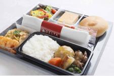 ミシュラン二つ星の和食店「一汁二菜うえの」監修の機内食をエコノミークラスで提供