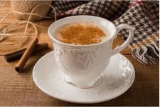トルコの伝統的な冬の飲み物とデザートを楽しむ