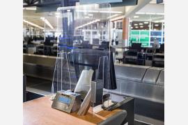 デルタ航空、空港ロビーや搭乗ゲートに設置する安全バリアを独自に設計