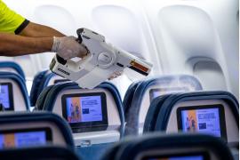 新たな清潔さ基準の導入を拡大し、すべてのフライトで静電スプレー消毒を実施