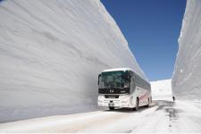 富山県と長野県とを結ぶ「立山黒部アルペンルート」が 4月15日全線開通
