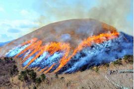 伊東市の700年にわたる春の風物詩「大室山 山焼き」が2月11日開催