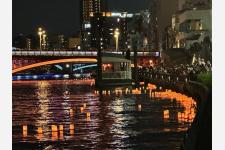 家族と一緒に灯籠を流せる「隅田川とうろう流し」を8月10日に開催