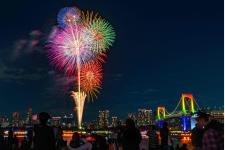 師走に行われる毎年恒例の花火「お台場レインボー花火」