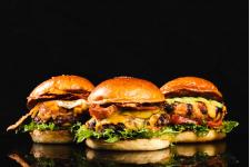 ヒルトンが「国際ハンバーガーの日」を記念した「グルメバーガーマンス」を実施