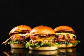 ヒルトンが「国際ハンバーガーの日」を記念した「グルメバーガーマンス」を実施