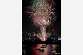お台場レインボー花火2025、12月の東京湾を彩る ― 約1,300発の花火とイルミネーション