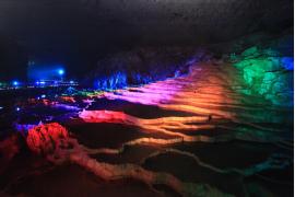 日本最大級の鍾乳洞「秋芳洞」、年末年始に光と音の幻想空間を演出するカラーライトアップ