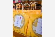 ハワイのアラモアナセンター、元日に新春福袋を販売！ホリデー企画も展開