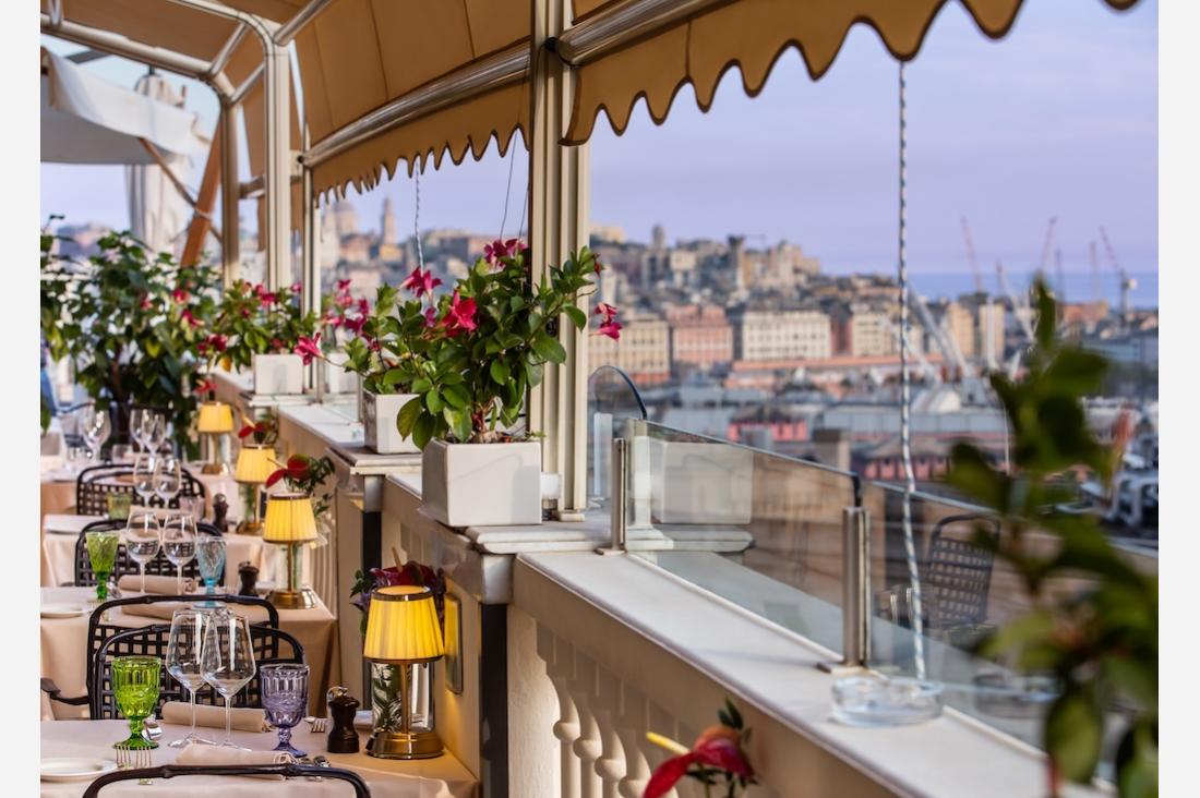 地中海と山並みに癒され、ベル・エポックの豪奢に浸る「グランド・ホテル・サヴォイア・ジェノバ」