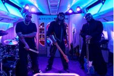グラミー賞アーティストが機内ライブ!? デルタ航空とYouTube Premiumによる旅×音楽の新体験