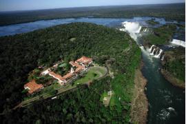 イグアスの滝のほとりに佇む、絶景ホテル