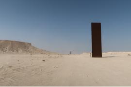 砂漠を荘厳な空間に変えた、リチャード・セラの巨大彫刻　～アートなカタール #3
