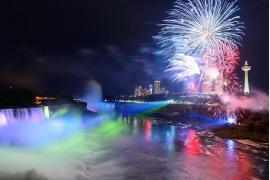 冬のナイアガラの滝に輝くカナダ最大の光の祭典