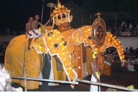 スリランカ最大のエサラ・ペラヘラ祭り