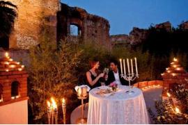 シチリア、古代ギリシャ劇場の夏季イベント　グランド・ホテル・ティメオのシアター・テラスにて　ロマンチックなキャンドルライド・ディナーを