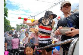 水かけ祭りとして知られているタイの「ソンクラーン プラパラデーン」