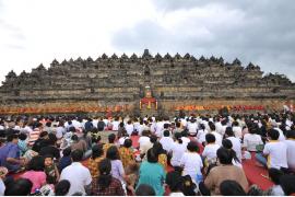 世界遺産ボロブドゥール寺院で恒例行事の仏教大祭