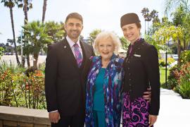 ニュージーランド航空、米女優ベティ・ホワイト主演で、新しい機内安全ビデオを発表