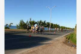 ヌメアの美しい海岸線を走るニューカレドニア国際マラソン